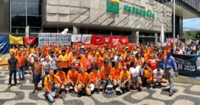 Funcionários da Petrobras aprovam paralisação de 24 horas