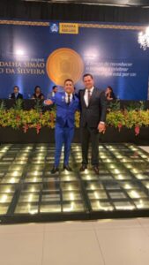 ANDRE STREET É CONDECORADO COM MEDALHA DE MÉRITO SIMÃO ESTÁCIO DA SILVEIRA, A MAIOR HONRARIA DA CÂMARA MUNICIPAL DE SÃO LUÍS