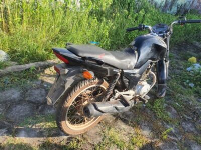 13°BPM RECUPERA VEÍCULO ROUBADO, APREENDE ARMA DE FOGO E REALIZA A PRISÃO DE 02 ACUSADOS