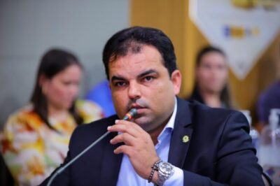 VEREADOR ÁLVARO PIRES DENÚNCIA IRREGULARIDADES NA GESTÃO BRAIDE E DIZ QUE SECRETÁRIA DE EDUCAÇÃO NÃO TEM CONDIÇÕES DE PERMANECER NO CARGO