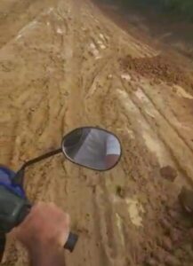 VÍDEO: COM ESTRADA TOMADA PELA LAMA, MORADORES RELATAM DIFICULDADE DE ACESSO À LOCALIDADE DE SUMAÚMA, EM PORTO RICO