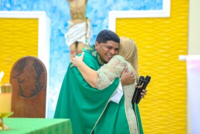 Com missa em ação de graças por bênçãos alcançadas, Iracema Vale encerra agenda de domingo em Urbano Santos