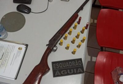 Homem é conduzido pela Polícia Militar, após ser flagrado transportado arma de fogo dentro de mochila em Paraibano