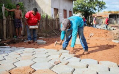 Prefeito Luciano e comitiva vistoriam obras de pavimentação em bloquetes no bairro Matriz