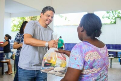 Prefeito Luciano distribui 18 toneladas de pescado e 6 mil cestas para famílias em situação de vulnerabilidade