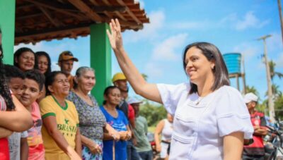 Luciana Genésio participa de entrega de cestas e pescado em Pinheiro