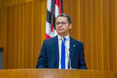 DEPUTADO CARLOS LULA PROPÕE PRIORIDADE À APRECIAÇÃO DE PROJETOS ENVOLVENDO SEGURANÇA NAS ESCOLAS