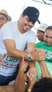 Alegria e demonstrações de carinho marcaram a comemoração do dia do trabalhador na Feira Municipal de Pinheiro