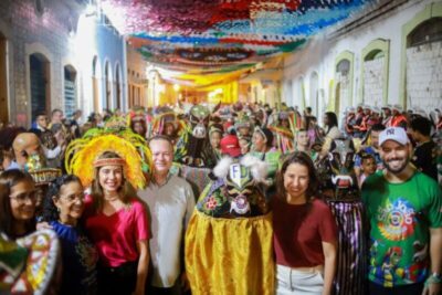 Cortejo de grupos de bumba meu boi marca o começo do período junino no Maranhão