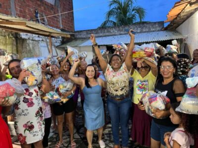 VEREADORA CONCITA PINTO ENTREGA CESTAS BÁSICAS EM COMEMORAÇÃO AO DIA DAS MÃES.