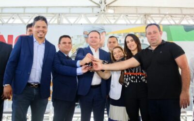 REFORÇO NO PATRULHAMENTO: PREFEITO LUCIANO RECEBE NOVA VIATURA E MOTO DAS MÃOS DO GOVERNADOR