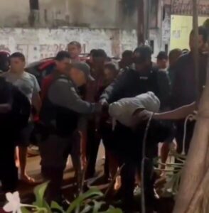 Vídeos- Mulher que teve celular roubado no trânsito, persegue e atropela bandido, no bairro do Cohatrac