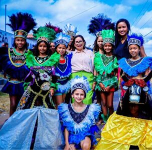 PAÇO DO LUMIAR: PREFEITA PAULA AZEVEDO (PCdoB) E A SECRETÁRIA DE EDUCAÇÃO YUNNE PESSOA ACOMPANHAM DESFILES CÍVICOS