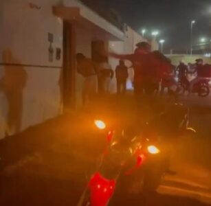 Vídeo- Revoltados, motoboys invadem residência de moradora que agrediu entregador, no bairro do Calhau