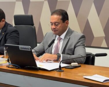 Weverton Rocha lê relatório favorável à indicação de Dino ao STF na CCJ