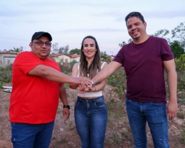 Prefeito Luciano, Dra.Thaiza e Wellington Sérgio vistoriam local onde será construída Creche de tempo integral no Residencial Coqueiros