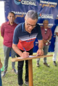 ORDEM DE SERVIÇO PARA CONSTRUÇÃO DA QUADRA POLIESPORTIVA DE JACAREQUARA, RECUPERAÇÃO DA ESTRADA VICINAl, PERFURAÇÃO DE MAIS UM POÇO ARTESIANO E A CICLOVIA CEDRAL-OUTEIRO É ASSINADA