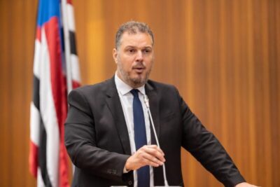 Líder de bloco comunossolidário explica união com partido de opositor