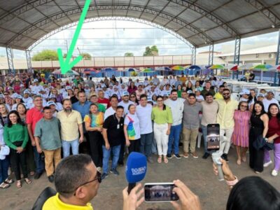 Governador Luiz Rocha: Vazou hoje o registro fotográfico da ocasião da entrega dos carrinhos para comercialização de alimentos do Programa Mais Renda