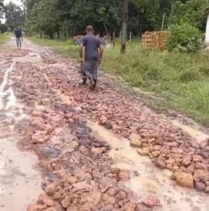 SEM AÇÃO DO PODER PÚBLICO, MORADORES FAZ OPERAÇÃO ‘TAPA BURACO’ EM PORTO RICO-MA.