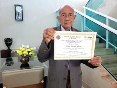 Timonense de 80 anos conclui curso e recebe diploma de bacharel em direito