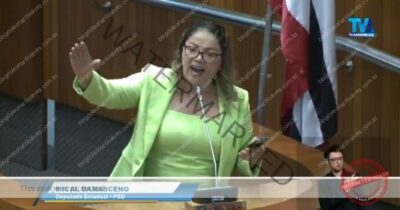 Mical Damasceno canta na tribuna da Assembleia Legislativa durante início dos trabalhos do segundo semestre