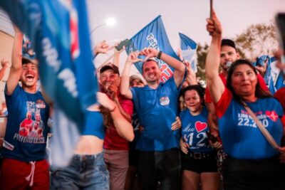 Uma multidão participa do primeiro adesivaço do candidato Fernando Pessoa em Tuntum