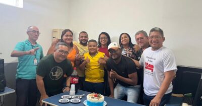 Radialista Cristiano Dias ganha festa de aniversário surpresa por colegas da Rádio 90 FM