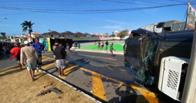 Grave acidente entre ônibus e caminhão deixa vários feridos na rotatória do Caolho; veja vídeos