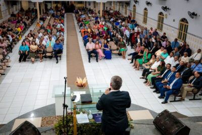 As presenças e a curiosidade no culto com deputado Rafael na Assembleia de Deus