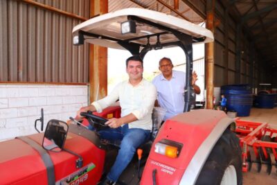 Deputado Rubens Júnior entrega trator e grade niveladora para produtores rurais de Matões
