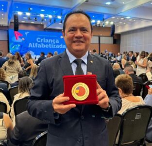 Prefeito Rigo Teles conquista o Selo Ouro no Compromisso Nacional com a Alfabetização