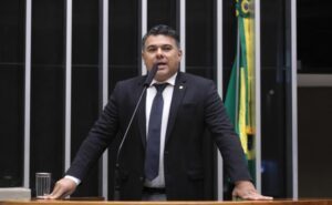 Deputado federal Ivan Junior aponta constrangimento ao STF por grupo dinista