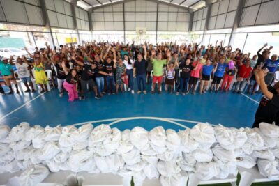 OSMAR FILHO ACOMPANHADO DA VEREADORA CLARA GOMES REALIZARAM DISTRIBUIÇÃO DE PEIXES NA CAPITAL MARANHENSE