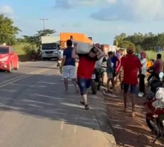 Carga de arroz é saqueada após carreta tombar na BR-226 em Barra do Corda e delegado regional qualifica o caso como crime de roubo