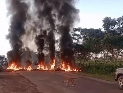 Moradores de Santa Helena e Pinheiro bloqueiam a MA-106 em protesto contra condições da rodovia