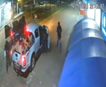 Banco é explodido durante assalto com reféns em Carolina