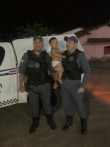 Bebê de 10 meses é salvo por policiais militares após engasgar em…
