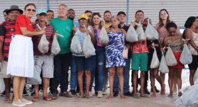 Prefeito Carrinho entrega mais 4 toneladas de peixe à população de Viana