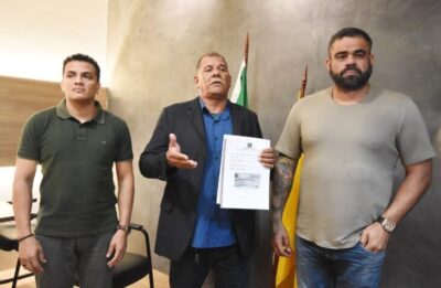 Paulo Victor protocola denúncia de sindicato que aponta dezenas de ônibus escolares parados em galpão da prefeitura