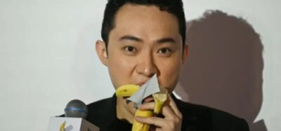 Milionário chinês come banana da obra de arte que comprou por R$ 37 milhões