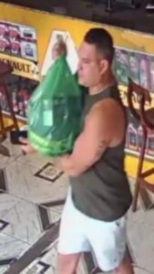 Empresários oferecem recompensa de $1.000 por paradeiro de golpista que usou cartões clonados em lojas de autopeças da Avenida Guajajaras
