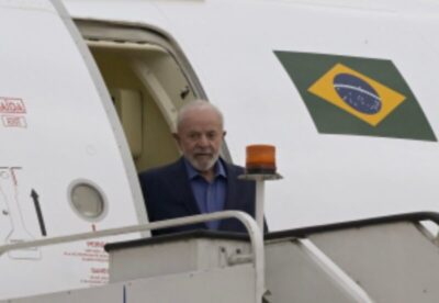 Após cinco horas no ar, avião de Lula pousa em aeroporto no México