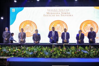 Em noite de homenagens, Câmara Municipal concede a medalha Simão Estácio da Silveira