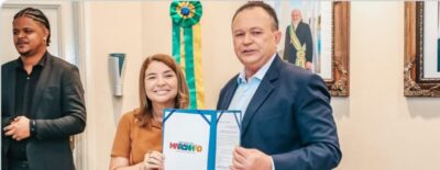 Iracema Vale participa da assinatura de MP que reajusta salário dos professores da educação básica