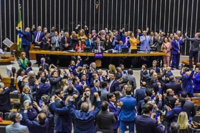 Projeto Aprovado: Câmara aprova projeto que cria piso salarial de R$ 4.750 para enfermagem