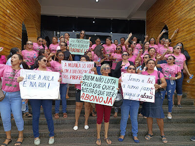 PROFESSORES DE TUNTUM OCUPAM PRÉDIO DA PREFEITURA E COBRAM PAGAMENTO DO ABONO AO PREFEITO FERNANDO PESSOA