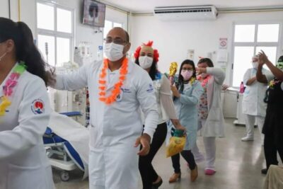 PACIENTES DO CENTRO DE HEMODIÁLISE SÃO LUÍS PARTICIPAM DE CORTEJO CARNAVALESCO NA UNIDADE
