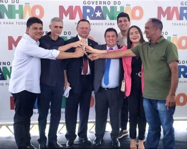 Deputado Ariston prestigia entrega de ambulâncias