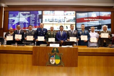 ASSEMBLEIA LEGISLATIVA PRESTA HOMENAGEM AO DIA DO SOLDADO EM SESSÃO SOLENE